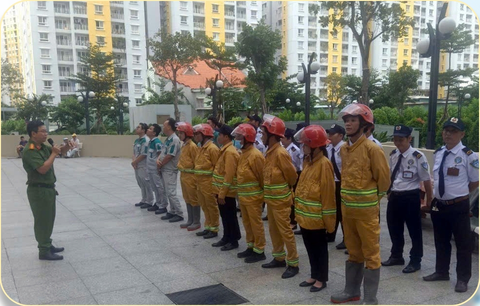 Security guard Hoang Thien Hung periodically trains employees on fire prevention and fighting
